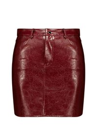 Jupe en simili cuir bordeaux avec une silhouette ajustée, taille haute, couture visible et fermeture par un bouton à l'avant. Texture lisse et brillante.
