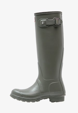 Botas de lluvia verdes de goma hasta la rodilla, con una suela texturizada, punta redondeada, hebilla ajustable en el costado y un acabado suave.