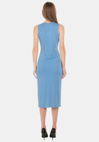 Vestito midi senza maniche blu con una texture liscia e una silhouette aderente. Design semplice, con scollatura rotonda e dettaglio della cucitura sul retro.