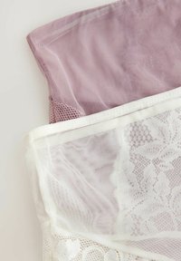 Zwei transparente Stoffpaneele flach ausgelegt: eines aus helllila Netzgewebe, das andere in Weiß mit Spitzenverzierungen am unteren Rand. Weiche Textur, zarte Muster.