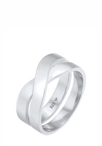 Anello in argento sterling con un design intrecciato caratterizzato da superfici lisce e lucide, che mostra un'estetica moderna e pulita.