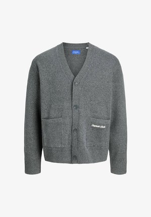 Cardigan gris en maille avec col en V, quatre boutons à l'avant, deux poches avant et petit texte brodé blanc sur la poche droite.
