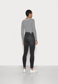 Calvin Klein Jeans HIGH RISE SUPER SKINNY ANKLE - Calças de ganga de corte skinny - denim black
