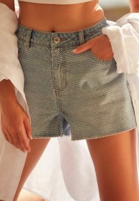 Next EMBELLISHED REGULAR FIT - Džinsa auduma šorti - mid blue