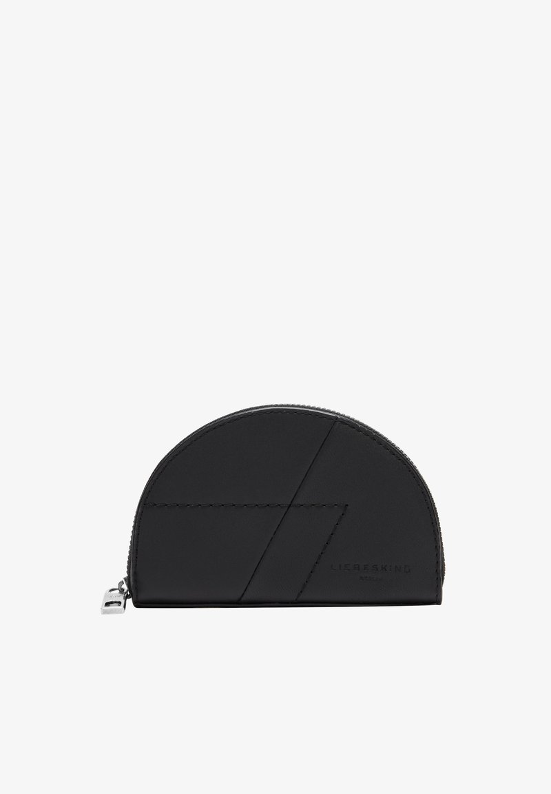 Portefeuille en cuir noir de forme semi-circulaire, avec des coutures géométriques et une fermeture à glissière, embossé du nom de la marque.