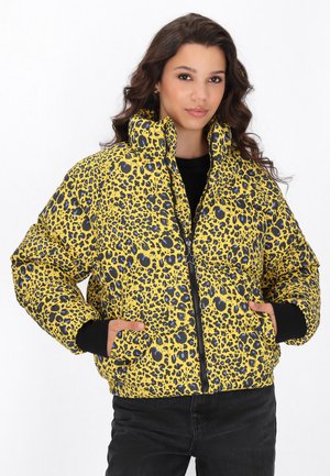 Gelbe Pufferjacke mit Leopardenmuster, ausgestattet mit einem hohen Kragen, schwarzem geripptem Bündchen und durchgehendem Reißverschluss. Strukturiertes, auffälliges Design.