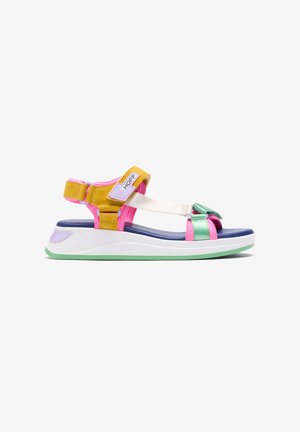 Kleurige sandalen met een ontwerp van gele, roze en groene banden. Ze hebben een platformzool met paarse en witte accenten.