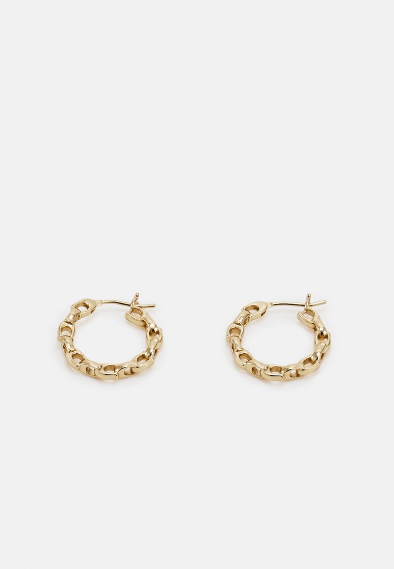 Zlaté kruhové náušnice se silným řetězovým designem, s lesklým povrchem a s kloubovým uzávěrem pro snadné nošení.