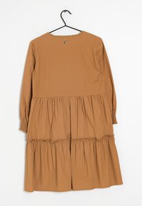 Hnědé šaty s dlouhým rukávem a vrstveným designem, nařasené rukávy a kulatý výstřih zdobený malými korálky na zadní straně.