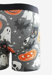 Herre boxer briefs lavet af strækbart stof, med en grå baggrund og orange samt sorte Halloween-tema grafik som kranier, græskar og spøgelser.