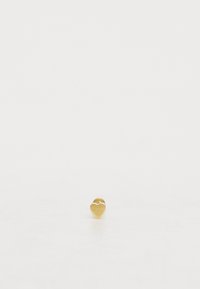 Goldfarbene, herzförmige Ohrstecker mit glatter Oberfläche, die einen subtilen Glanz und abgerundete Kanten aufweisen, und auf einem hellen Hintergrund liegen.