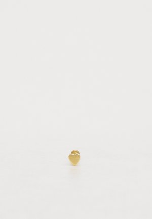 Arany szív alakú stud fülbevaló, sima felülettel, diszkrét fényű és lekerekített élekkel, világos háttérre helyezve.
