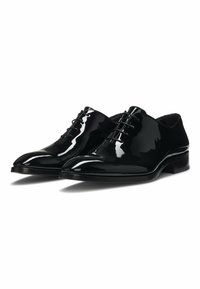 Zwarte glanzende leren nette veterschoenen voor heren met een lage hak, side-by-side weergegeven op een witte achtergrond.