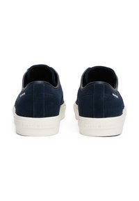 Baskets en daim bleu marine avec une semelle en caoutchouc blanche. Dotées d'un bout rond et d'un design profilé bas. Détail du logo sur le côté et à l'arrière.