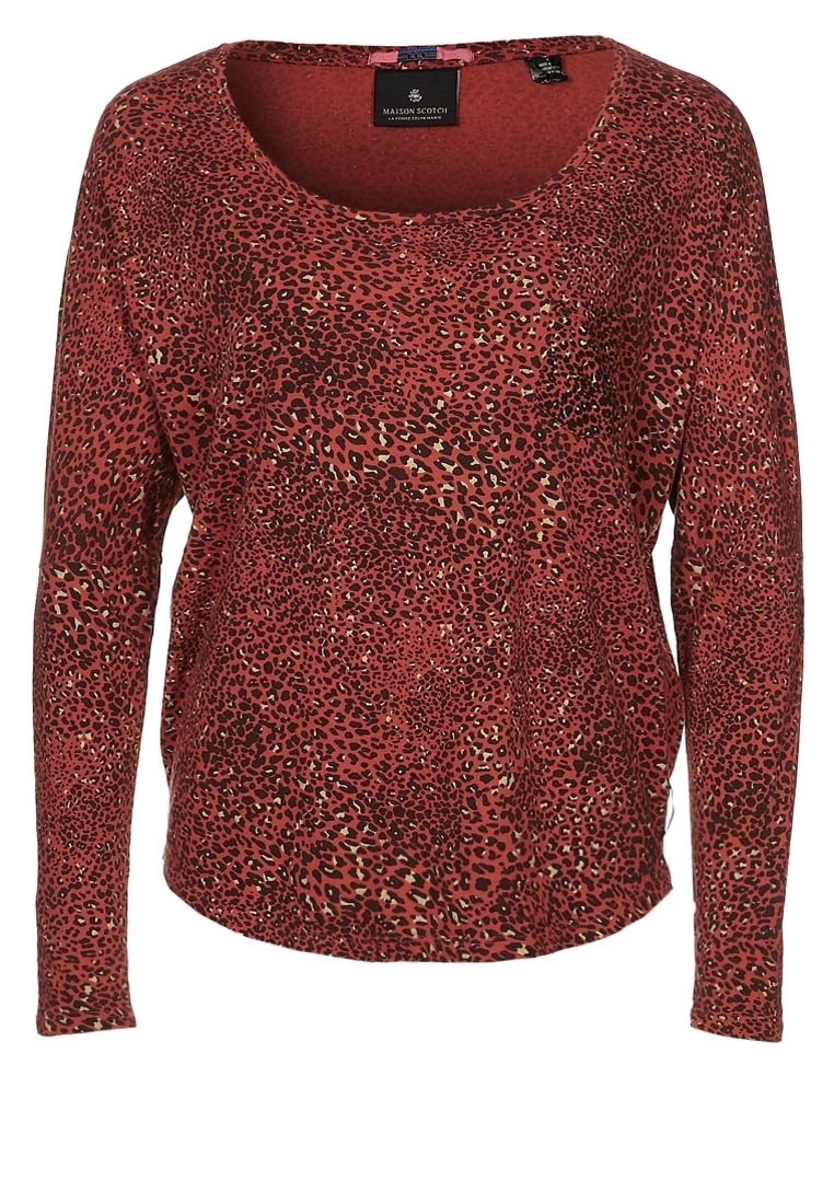 Röd långärmad topp med leopardmönster i svart och beige accenter. Rundad halsringning och lös passform. Mjuk tygkänsla.