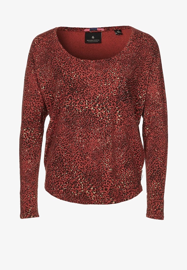 Rode langarmtop met een panterprintpatroon in zwart en beige accenten. Scoop halslijn en een losse pasvorm. Zachte stoftextuur.
