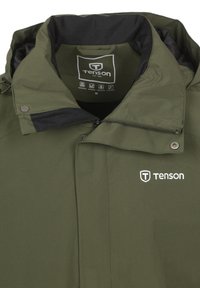 Groene waterdichte jas met een rits aan de voorkant, hoge kraag, drukknoopsluiting en Tenson-logo. Beschikt over een zachte binnenvoering voor comfort.