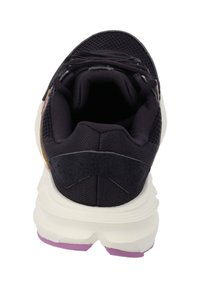 Chaussure de sport violette et noire avec tige en maille, col rembourré et semelle intermédiaire blanche contrastante. Présente une semelle extérieure en caoutchouc durable avec des accents violets.