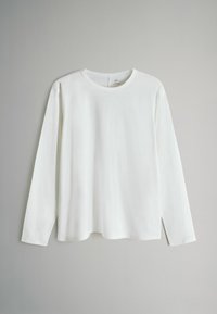 Weißes Langarm-T-Shirt aus weichem, leichtem Stoff mit Rundhalsausschnitt und geradem Schnitt. Glatte Textur, minimalistisches Design.