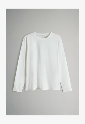 Bijela majica dugih rukava od mekane, lagane tkanine s okruglim izrezom i ravnim krojem. Glatka tekstura, minimalistički dizajn.