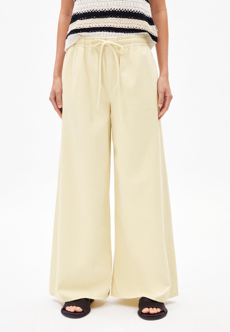 ARMEDANGELS - KELAANI - Trousers - summer hay, Enlarge