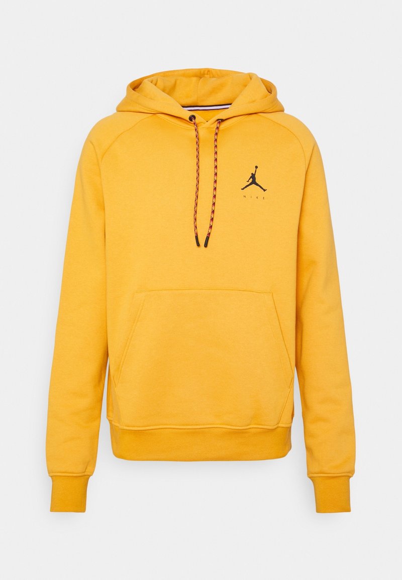 Sudadera amarilla hecha de tela suave, con un bolsillo tipo canguro, capucha con cordón y rayas negras y rojas, y logo de Jordan en negro en el pecho.