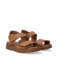 Bruine leren sandalen met kruislings straps, open teen ontwerp, lichte hak en gestikte details langs de zool.