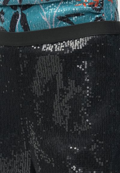 Tecido de lantejoulas pretas com uma textura brilhante, apresentando uma faixa na cintura preta e suave. O design geral inclui padrões florais coloridos na parte superior.