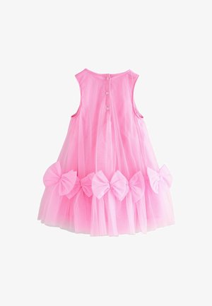 Rosa Tüllkleid mit ärmellosem Design, Knöpfen auf der Rückseite und großen Schleifenakzenten am Saum. Leicht, mit geschichtetem Textur.