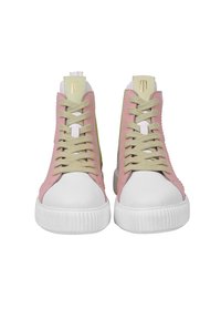 Sneakers alte in pelle rosa e bianca con lacci beige, suola in gomma e accenti verdi lungo i lati. Texture liscia e dettaglio del logo dorato.