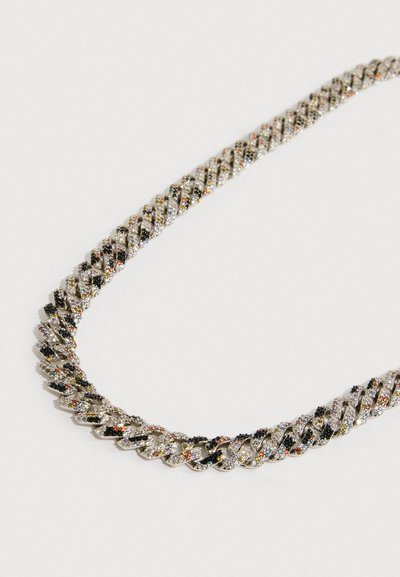 Zilverkleurige ketting met een gedraaide vorm, versierd met meerkleurige glinsterende steentjes, met een glanzende afwerking en gevarieerde texturen.