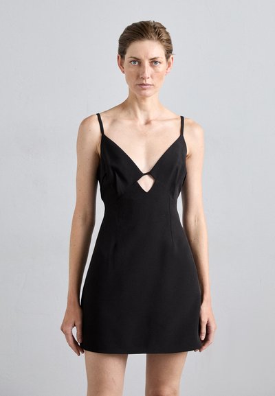 Rochie mini neagră cu decolteu adânc în V, bretele subțiri și un detaliu cu tăietură în formă de cheiță în zona pieptului. Material neted cu o siluetă ajustată.