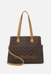 Bolso tote marrón de Valentino con asas y correa de hombro en tono marrón claro, que presenta un patrón repetido con el logo de Valentino y un gran texto de Valentino en la parte frontal.