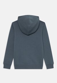 Sweat à capuche en tissu gris foncé avec une texture lisse. Comprend des manches longues et un design sans couture avec une vue arrière.