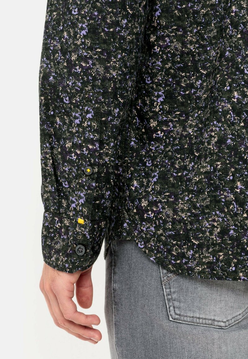 Dunkelblaues Blumenhemd mit lila und grünen Mustern, geknöpften Manschetten und einem gelben Akzent. Aus leichtem Stoff gefertigt. Lässige Passform.