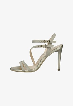 Béžová dámská sandála na vysokém podpatku s tenkými látkovými pásky a dvěma nastavitelnými sponami v zlaté barvě na štíhlém lodičkovém podpatku.