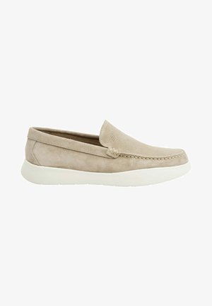 Scarpa slip-on in suede beige con suola in gomma bianca a profilo basso, caratterizzata da dettagli cuciti e una texture liscia.