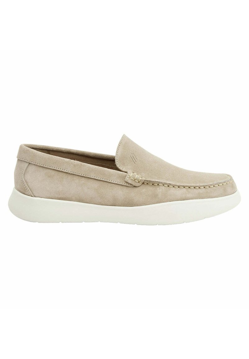 Scarpa slip-on in suede beige con suola in gomma bianca a profilo basso, caratterizzata da dettagli cuciti e una texture liscia.