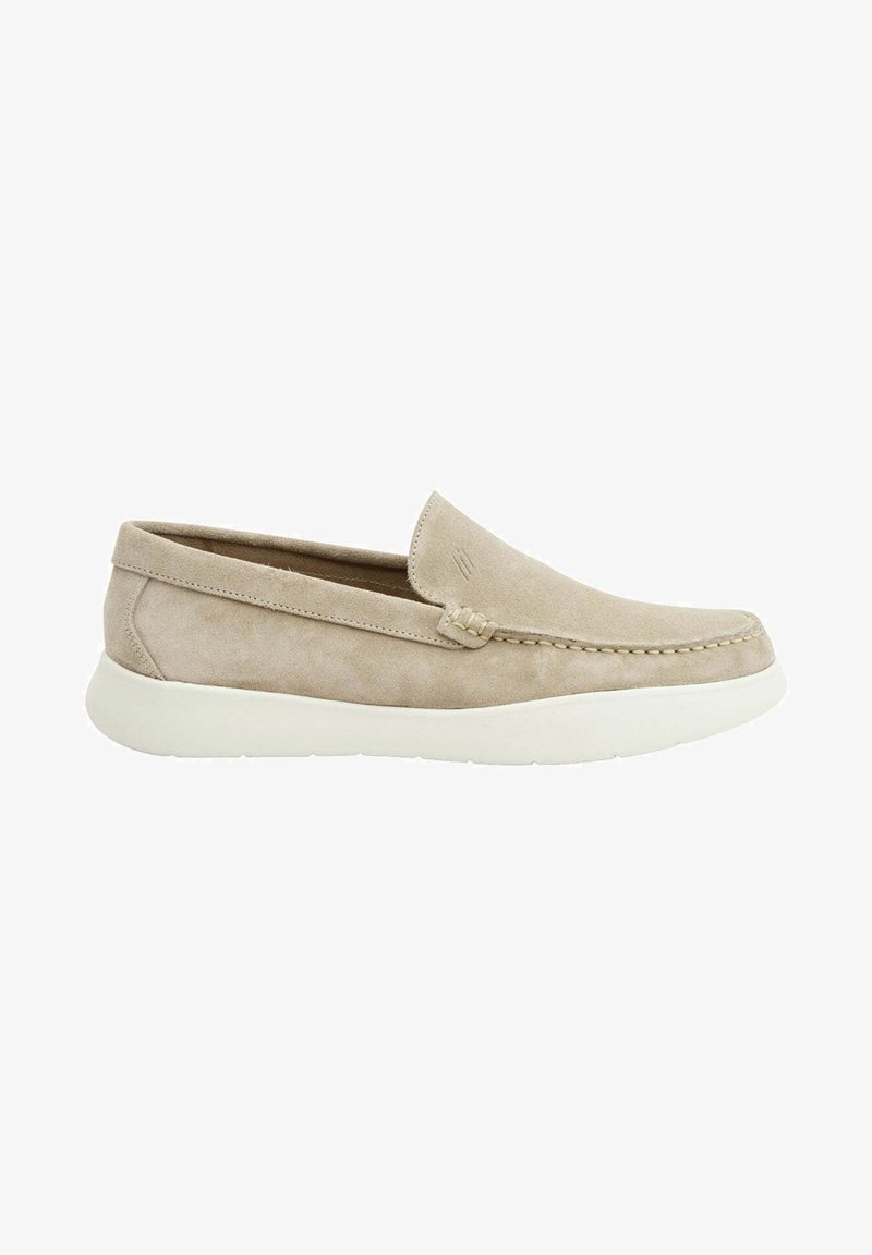 Scarpa slip-on in suede beige con suola in gomma bianca a profilo basso, caratterizzata da dettagli cuciti e una texture liscia.