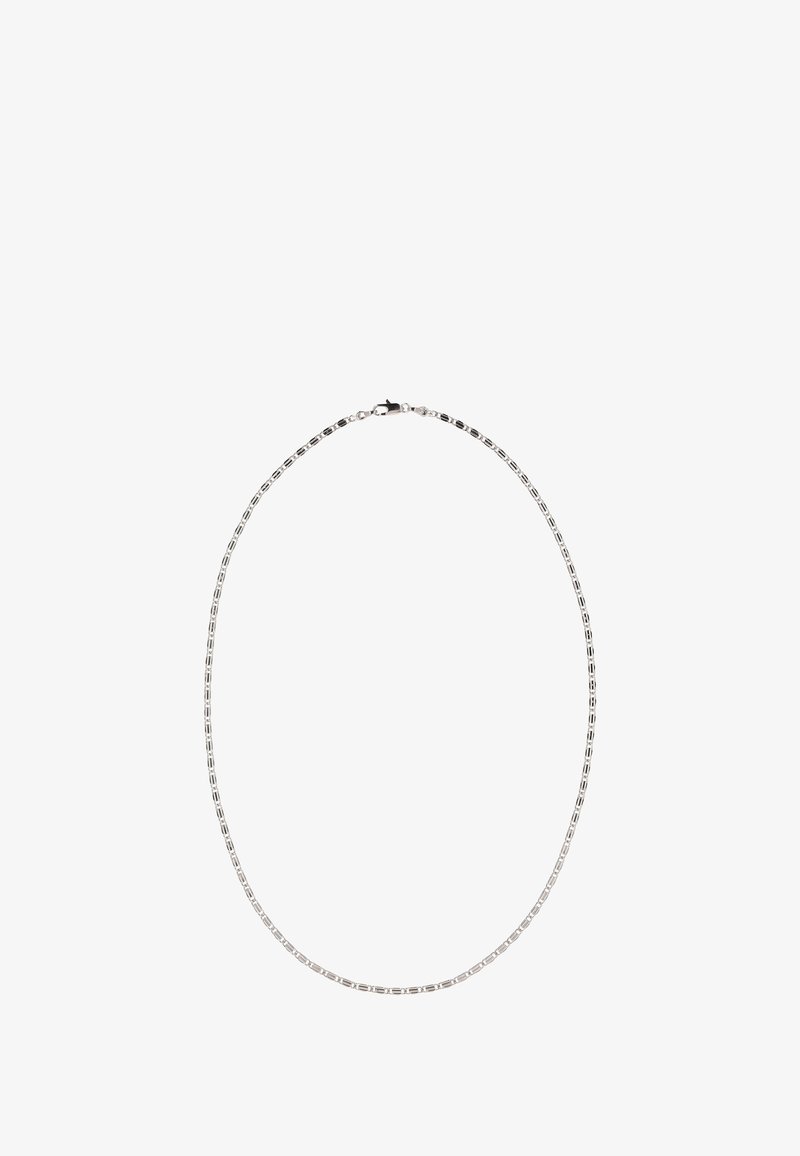 Stříbrný řetízek s obdélníkovými články, s leštěným povrchem, mírně flexibilní konstrukce, s uzávěrem na zapínání.