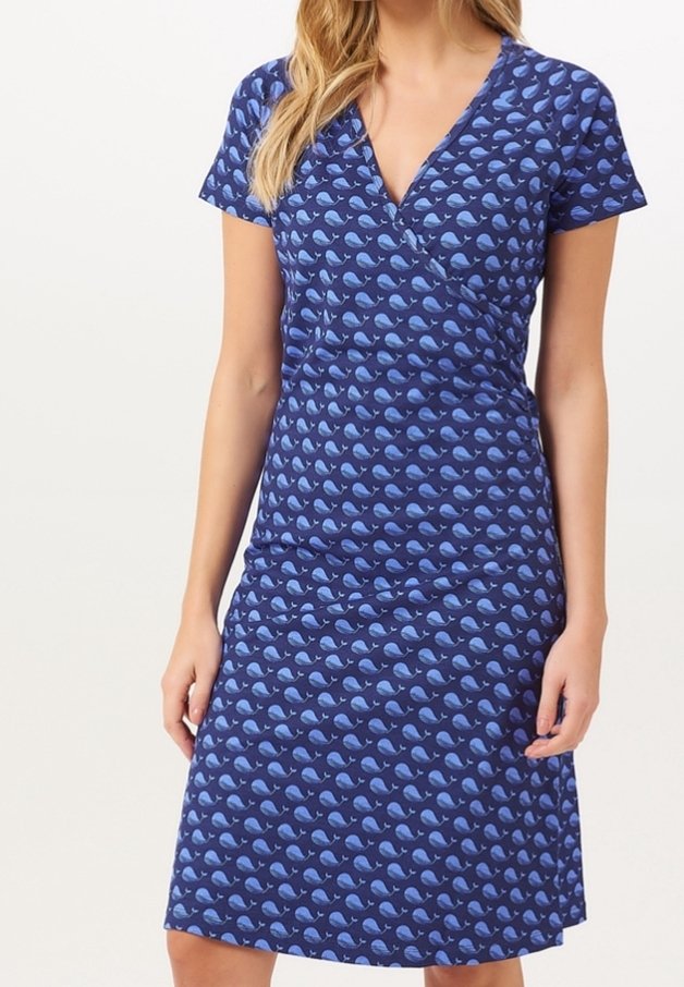 Modré šaty s obálkovým střihem, krátkými rukávy, s motivem malých světle modrých velryb. Vyrobeno z měkké a pružné látky.