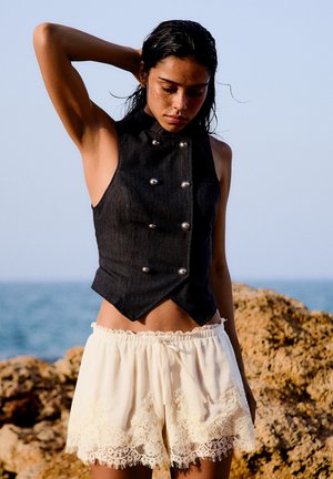 Bershka, SHORTS WITH LACE - SHORTS - Short - beige
