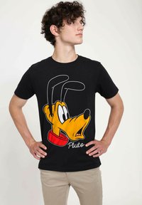 Černé bavlněné tričko s velkým barevným grafickým vyobrazením hlavy kresleného psa, s červeným obojkem a jménem "Pluto" v bílém textu.