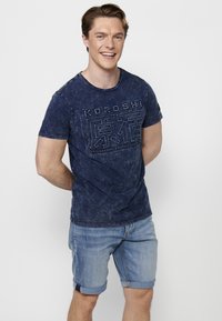 Koroshi SHORT SLEEVE - Marškinėliai su spaudiniu - indigo blue