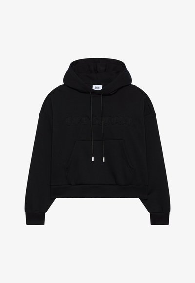Zwarte cropped hoodie met voorzak in kangaroestijl, verstelbare trekkoorden, geribde manchetten en subtiele geborduurde "GCDS Soccer" tekst op de borst.