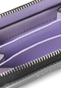 Czarny i lawendowy portfel z zamkiem błyskawicznym, z wieloma slotami na karty oraz teksturowaną powierzchnią z akcentami ze srebrnego metalu.