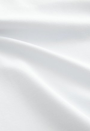 Glat hvidt stof med bløde folder og blide skygger, der fremhæver tekstur og lysreflektion.