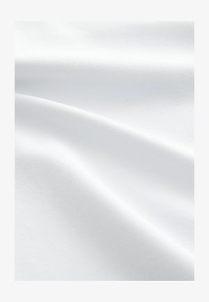 Glat hvidt stof med bløde folder og blide skygger, der fremhæver tekstur og lysreflektion.