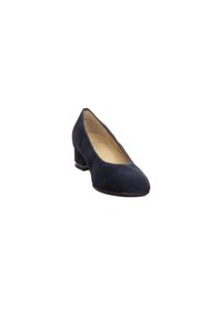 Zapato de tacón de ante azul marino con punta redonda y un tacón bajo. Textura suave y un diseño minimalista en la parte superior y el tacón.