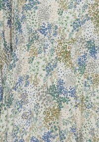 Tissu à motifs floraux dans des tons de bleu, vert et marron sur un fond clair. Présente de petites fleurs et des textures variées partout.
